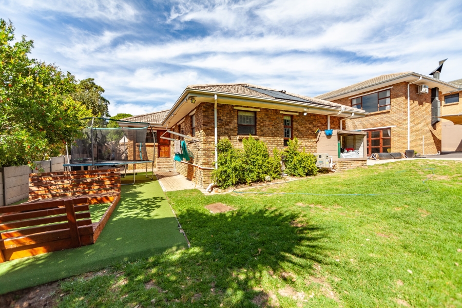 To Let 5 Bedroom Property for Rent in Door De Kraal Western Cape